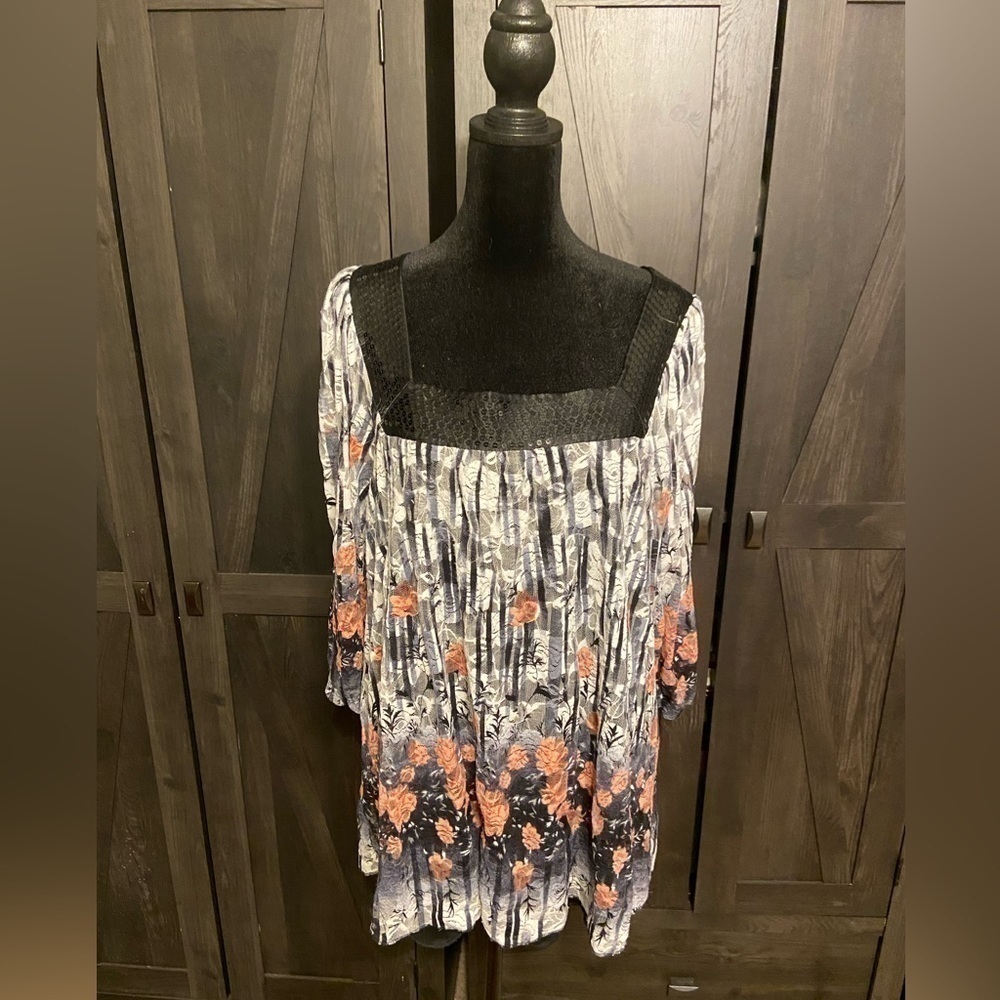 Dressbarn Embellished Neckline Top Size 14/16